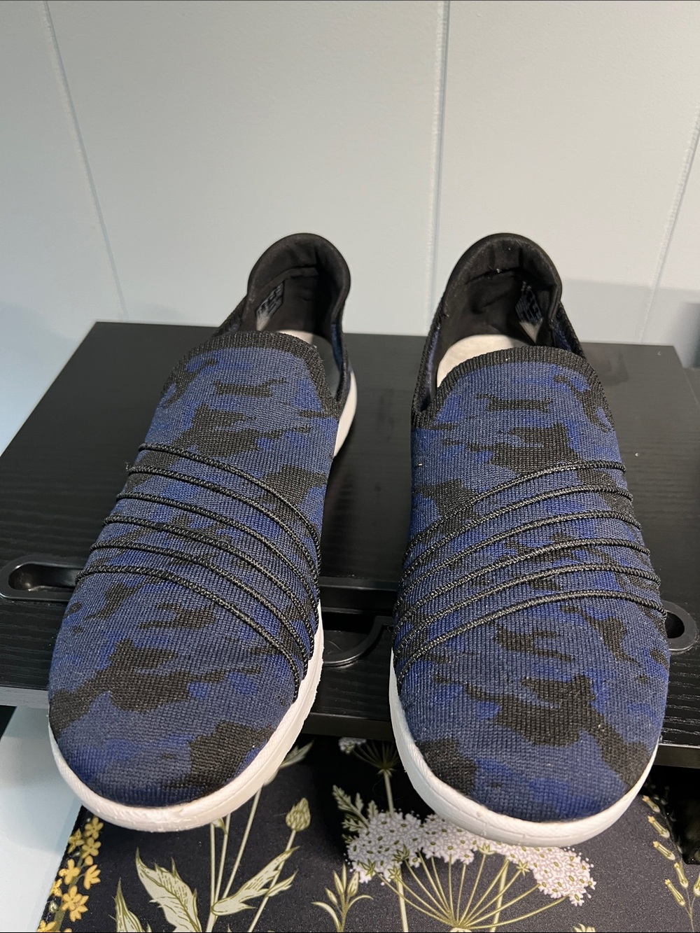 Women’s Gently used Cloudsteppers by Clarks Navy Blue Camo Knit Slip-Ons size 8.